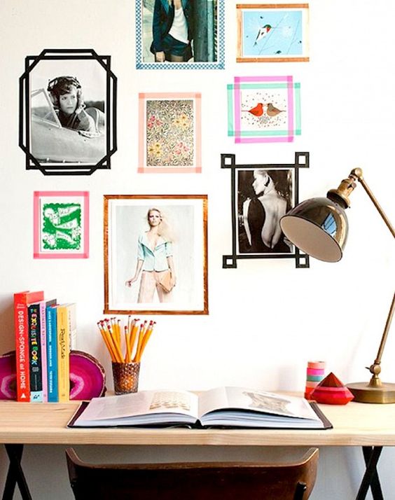una pared de la galería de cinta washi con fotos adjuntas y rodeada con cinta colorida de washi