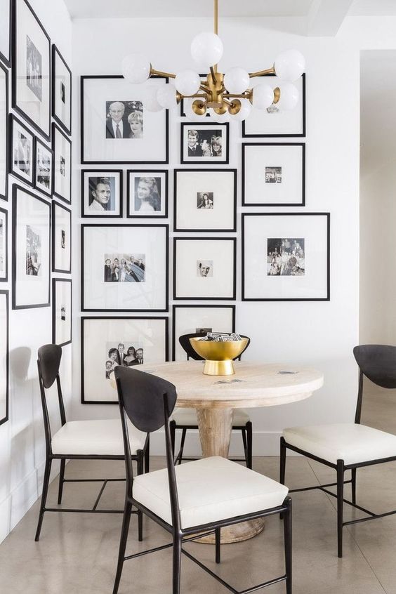 galería en blanco y negro con marcos negros a juego que crean un ambiente en el rincón del comedor