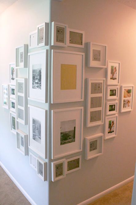 cubra una esquina incómoda con una pared de galería con imágenes en marcos blancos a juego para hacer uso de ella