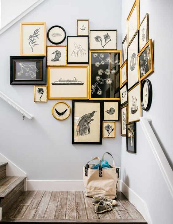 opte por un rincón incómodo decorado con una hermosa pared de galería vintage con marcos dorados y negros