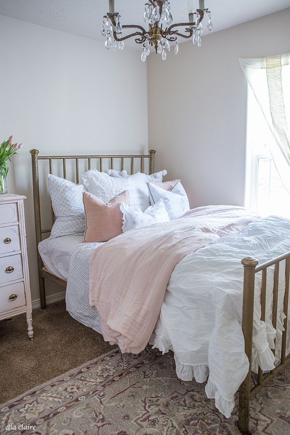45 Sweet Vintage Bedroom Décor Ideas To Get Inspired - DigsDigs