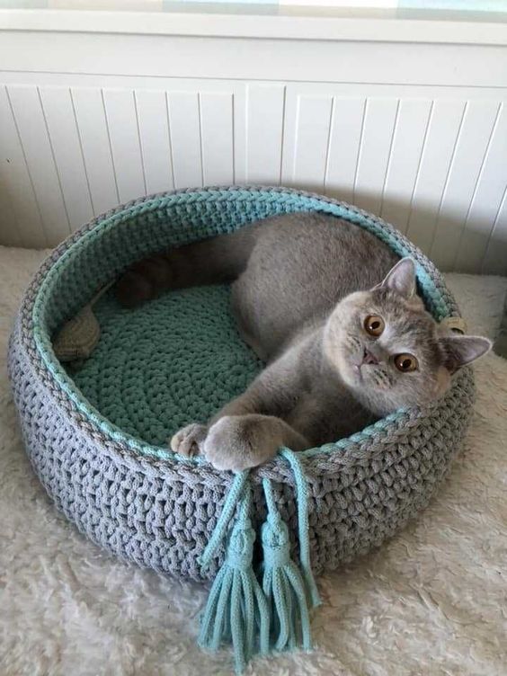 a round crochet cat bed with tassels in two colors is a stylish and cozy idea to rock