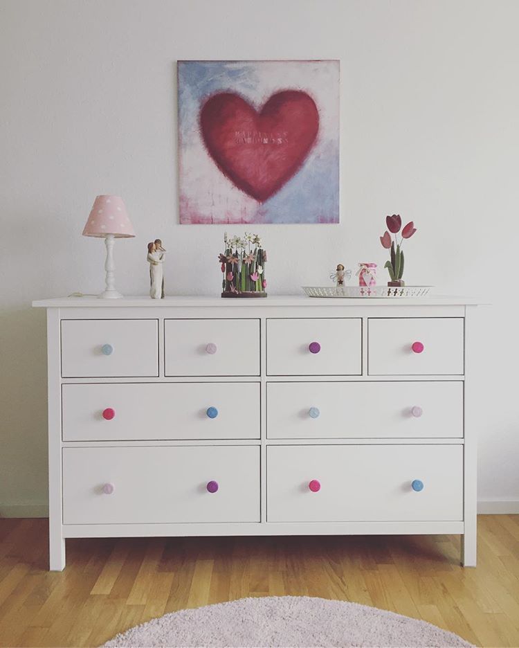 Mix drawer knobs colors to make the dreseser match room's decor better. (via @meingriff)