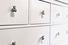 Cute teddy bear shaped knobs makes the whole dresser looks adorable.