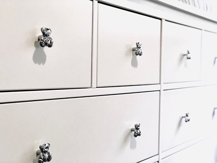 Cute teddy bear shaped knobs makes the whole dresser looks adorable. (via @noahs.archive)