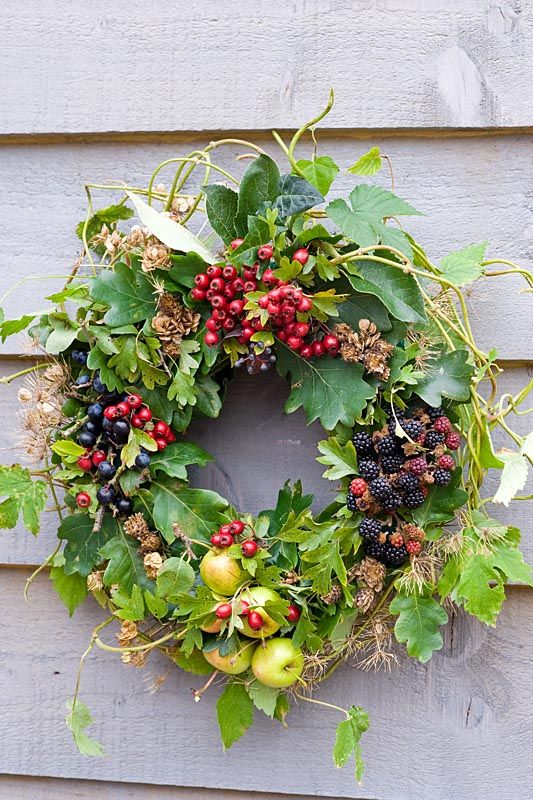 a summer to fall natural wreath of foliage, greenery, twigs, fresh berries and apples is super cool and so yummy