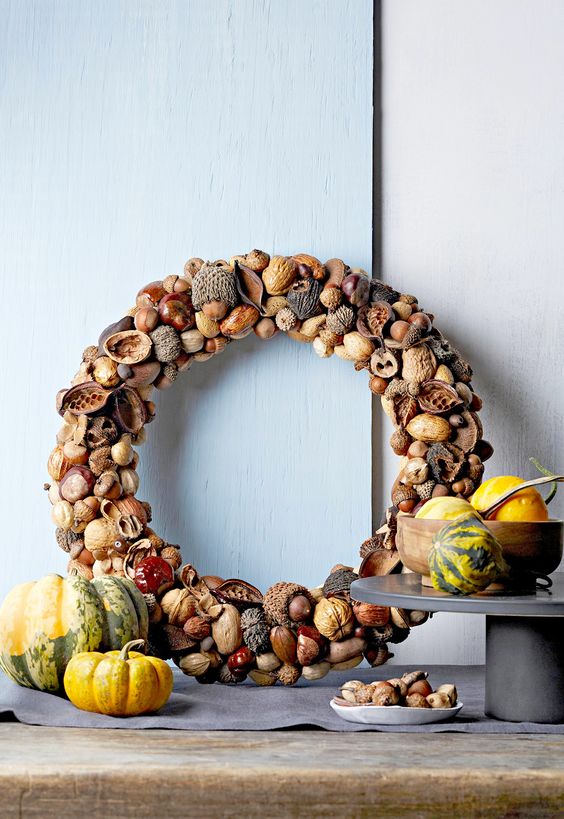 a super natural-looking fall wreath with nuts, acorns and other pieces is a lovely rustic decor idea to realize yourself