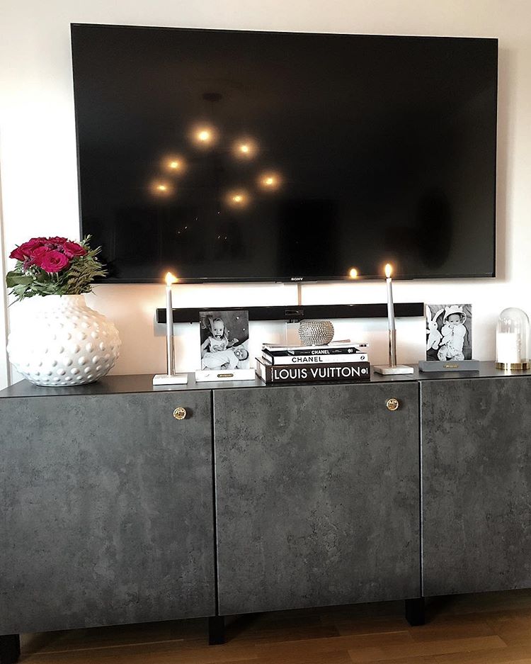 Concrete doors with golden knobs is a great way to turn your plain black Besta unit into something more glam. (interiorbysabina)