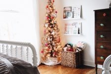 a gold Christmas tree with colorful ornaments is all you need to create a feeling of holidays in your kids’ room