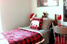 plaid bedding and a rug, a colorful Christmas chain garland will bring a holiday feel to your kids’ room easily