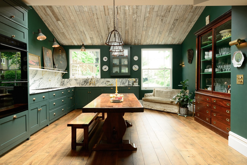 The decor of this kitchen is Victorian, it takes us to the old England