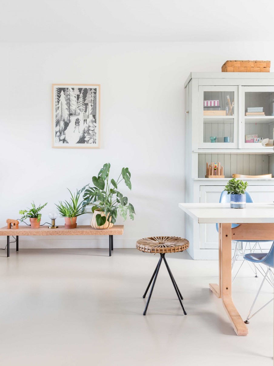 Woven furniture and decorations can be found here and there, they make the home cozier