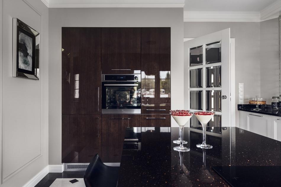 the ktichen is mostly decorated in white, so black countertops and dark veneer furniture make a bold statement