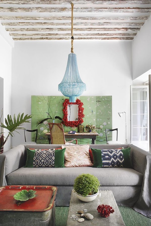Here are a lot of neutral colors that don’t clash, while red and green make the space look livelier