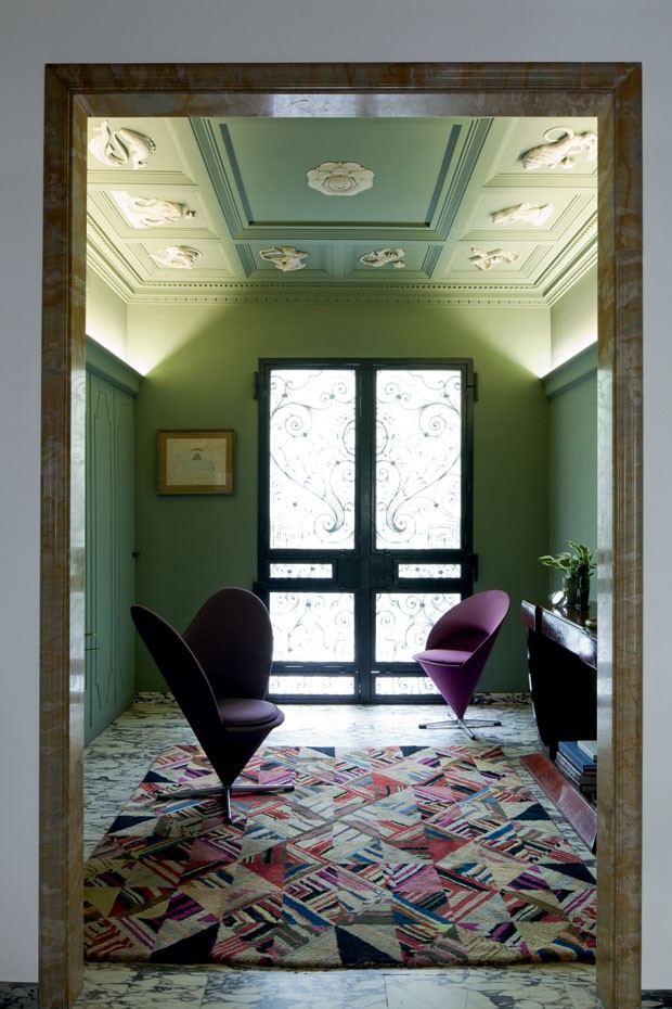 In the entryway with a zodiacal ceiling there are two armchairs by Verner Panton Heart Cone (1959) and Cone (1958) In the entryway with a zodiacal ceiling there are two armchairs by Verner Panton - Heart Cone (1959) and Cone (1958)