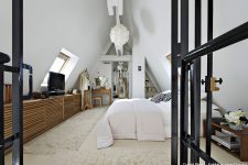04 The bedroom decor was softened with the help of light-colored furniture of natural wood