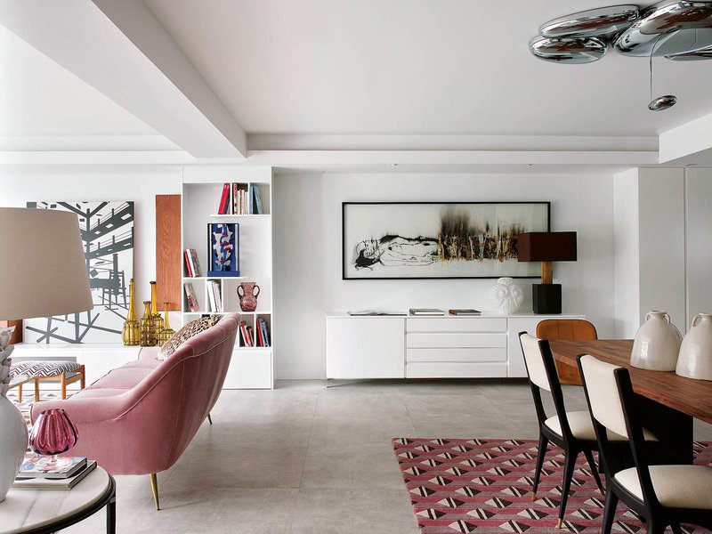 The dining zone is also accentuated with pink and African art