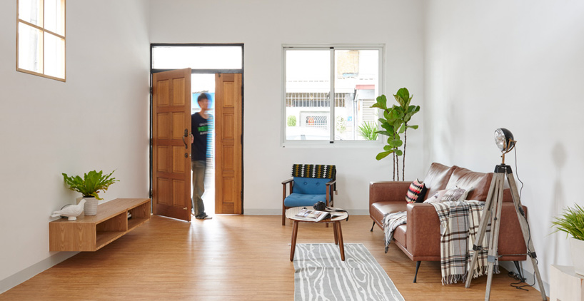 The entrance is simple and modern, full of light as the rest of the house