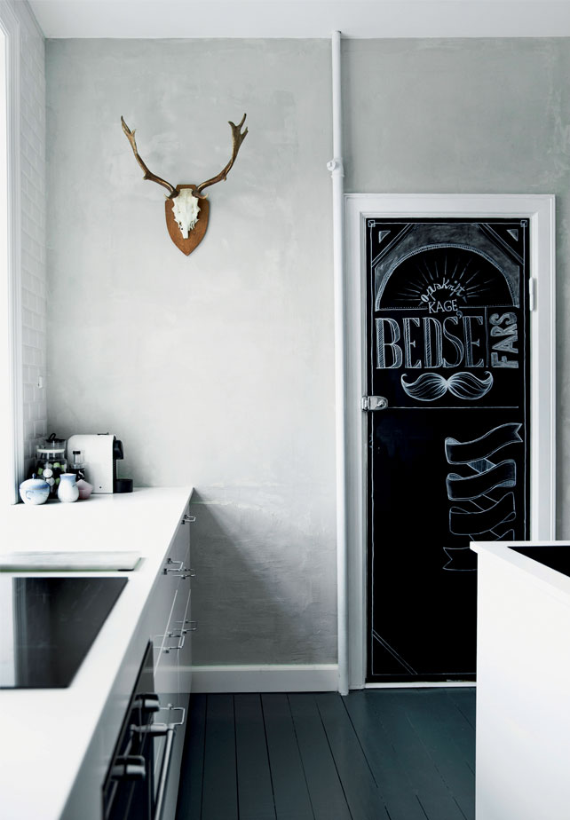 A chalkboard door makes the kitchen more relaxed and let you not take the monochrome interior too seriously A chalkboard door makes the kitchen more relaxed and let you not take the monochrome interior too seriously