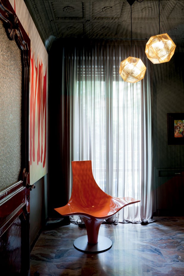 The bathroom displays the statuette armchair, Lloyd Schwan for Cappellini, and Etch fixtures of TomDixon The bathroom displays the statuette armchair, Lloyd Schwan for Cappellini, and Etch fixtures of TomDixon