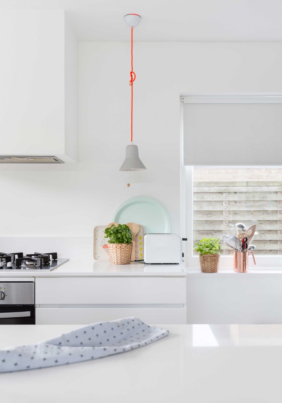 The kitchen design is very serene and simple, here the woven pieces are pots
