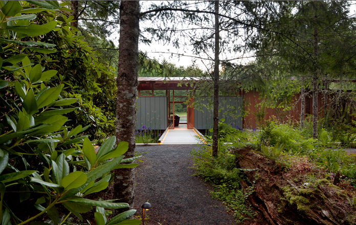To enable guests to experience the place, the guest house is connected by an outdoor covered walkway