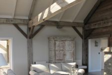 06 Wooden beams remind us that it’s a barn, and whitewashed furniture matches coastal looks