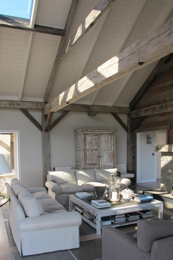 Wooden beams remind us that it's a barn, and whitewashed furniture matches coastal looks