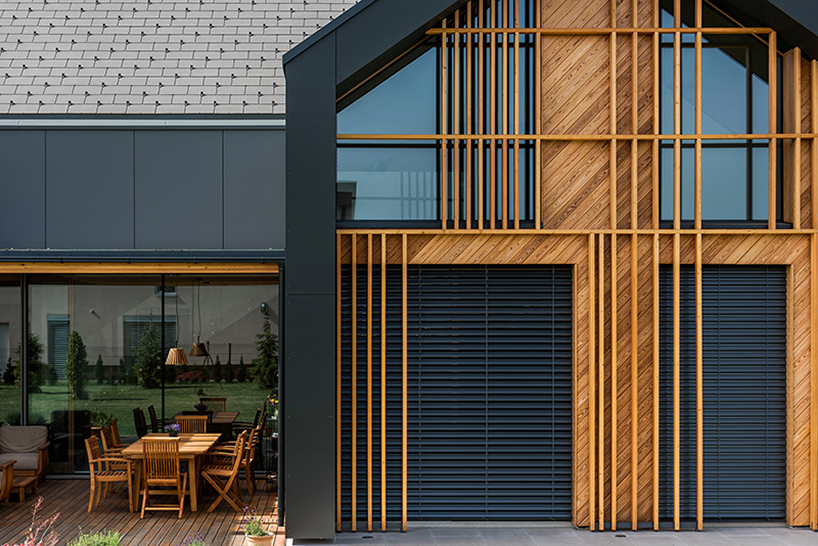 All Black House Design Of Three Gabled Volumes - DigsDigs