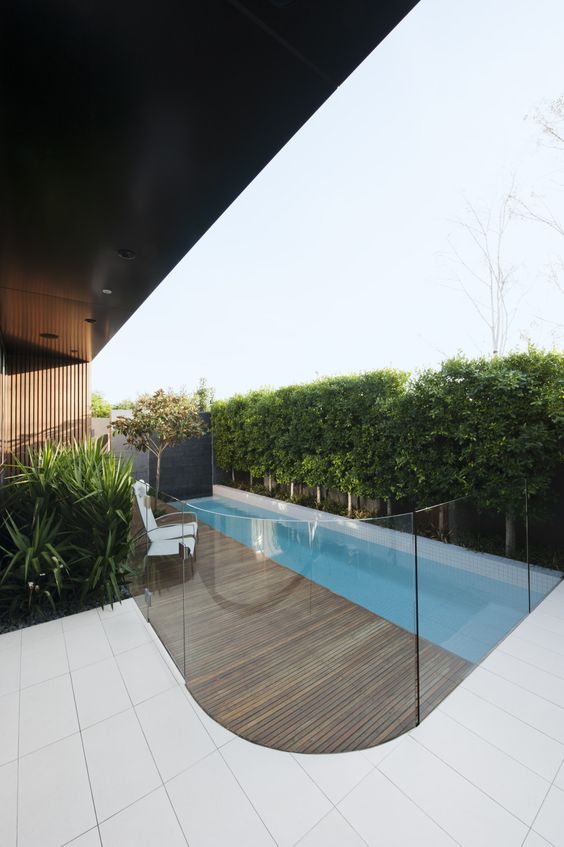 frameless pool fencing made of glass with rounded corders