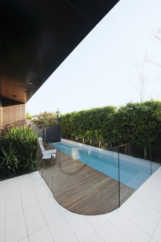 11 frameless pool fencing made of glass with rounded corders