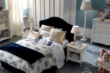 14 The bedding with sea prints like corals complete the bed