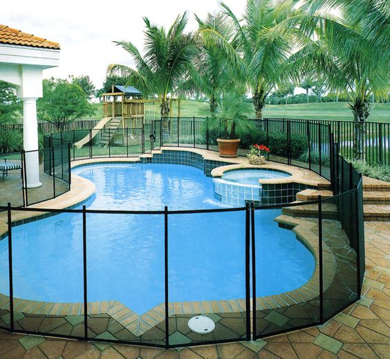 glass screen fence for a child-proof pool
