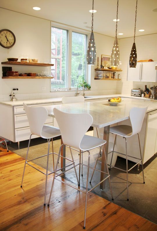 18 Kitchen table and chairs marking the switch between the floors