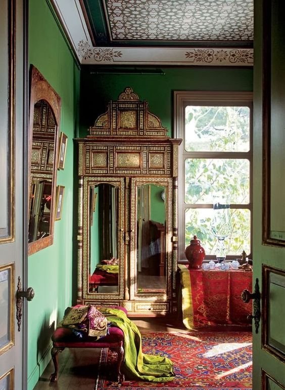 27 Daring Red And Green Interior Decor Ideas