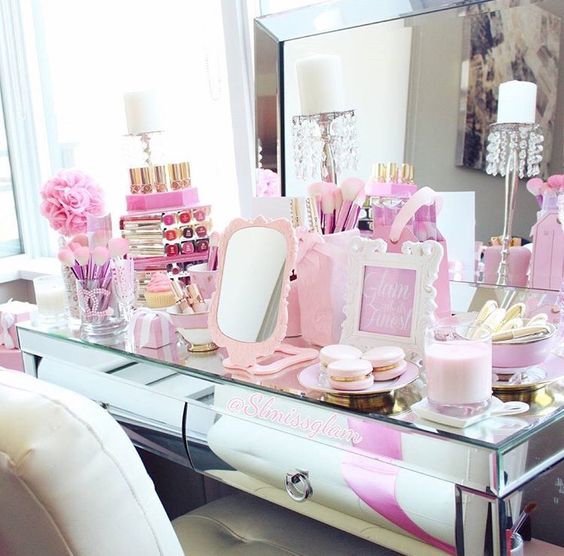 20 teen vanity station with lots of pink to feel a princess