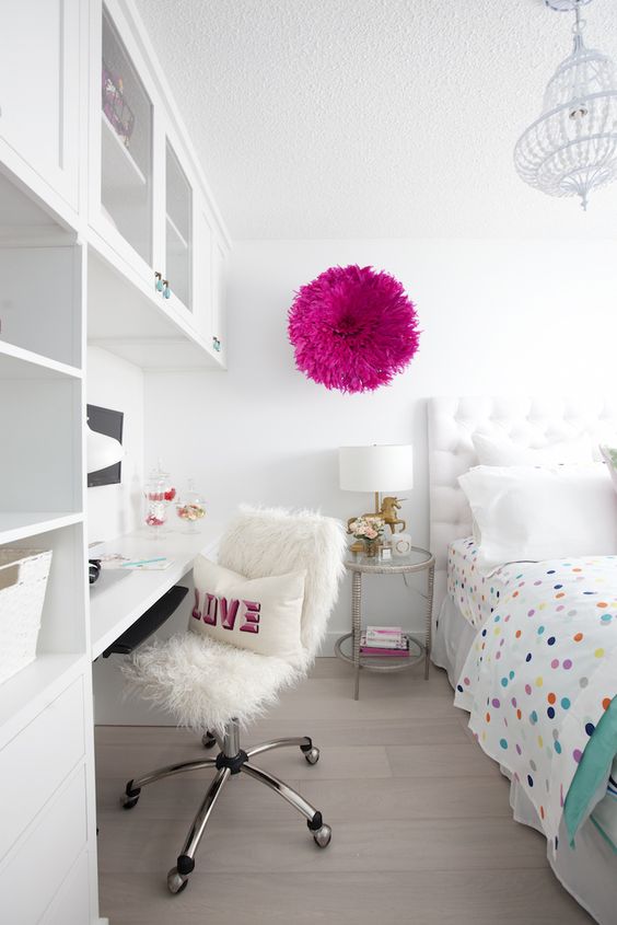 28 white clean room with pops of color and a desk nook