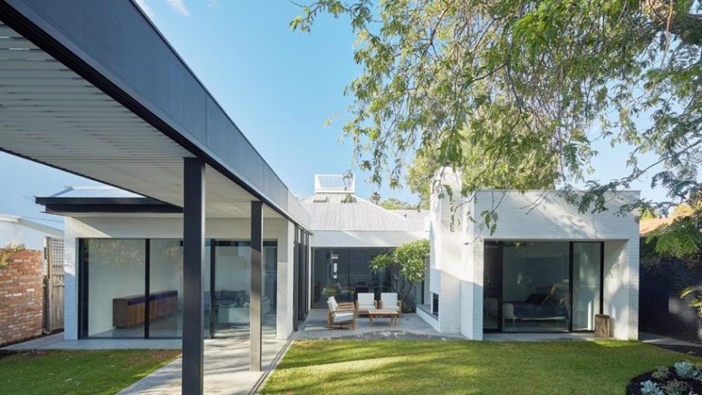 Outdoor-Indoor Residence In Australia With Lots Of Sliding Doors