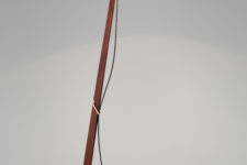02 The material is echoed in the light’s V-shaped support, which fans out at the base of the lamp