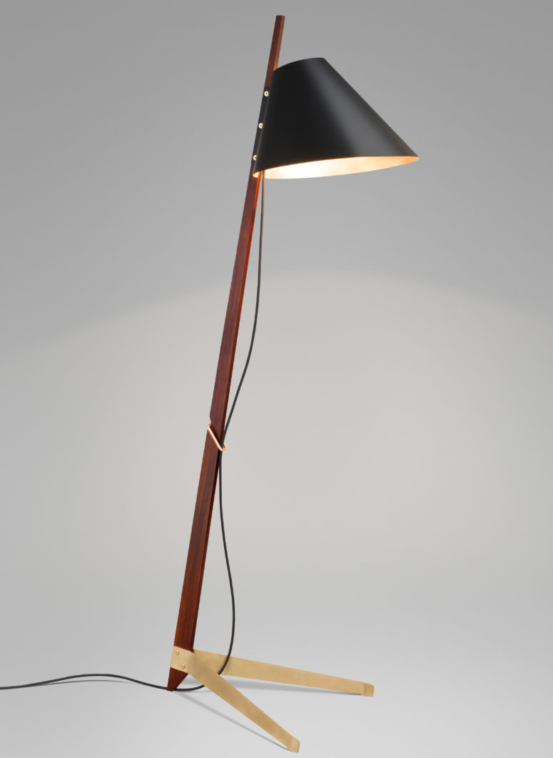 The material is echoed in the light's V-shaped support, which fans out at the base of the lamp
