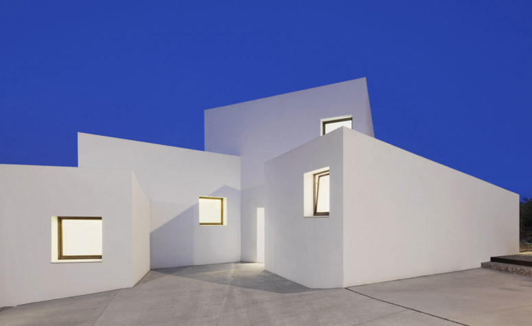 This grouping includes four volumes, which contain the kitchen, living and dining area, main bedroom and guest bedrooms