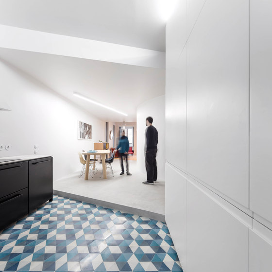 There's a lot of white to make the transition between the spaces easier and to make the apartment more spacious