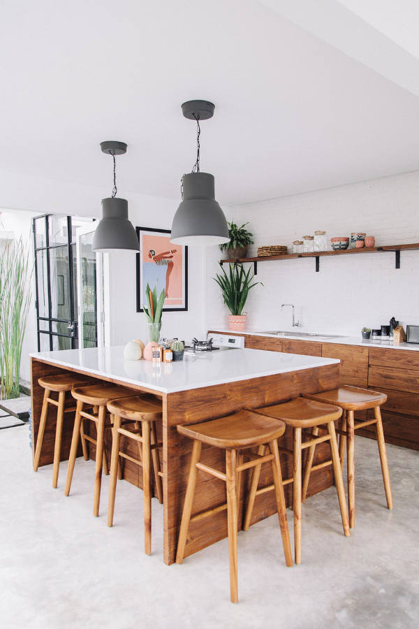 Natural wood was extensilvely used in home decor to make it look cozier and more exotic