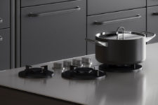 06 The appliances are of stainless steel to give a glossy effect to the kitchen