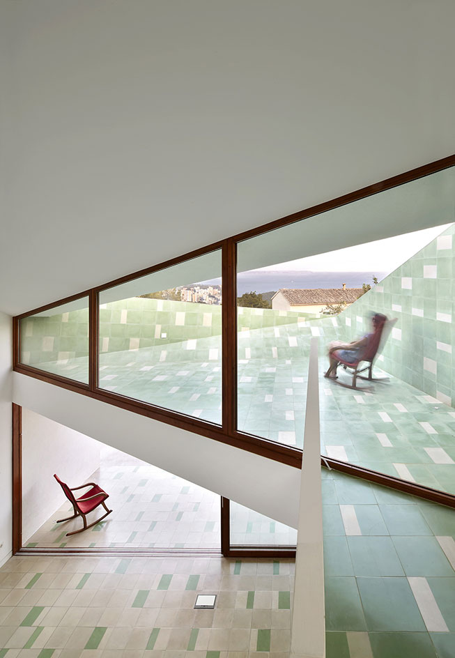At the same time, locally produced green and beige hydraulic tiles line the floor throughout, adding a touch of colour