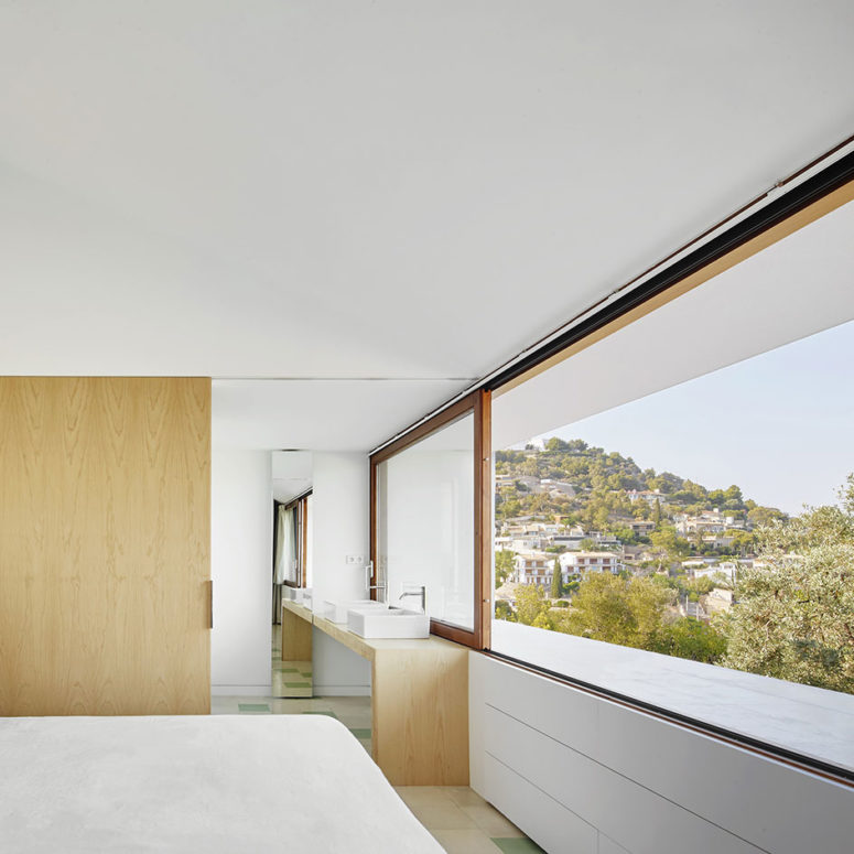 The minimalist design also includes several eco-friendly features, such as underfloor heating, powered by solar panels on the property’s roof