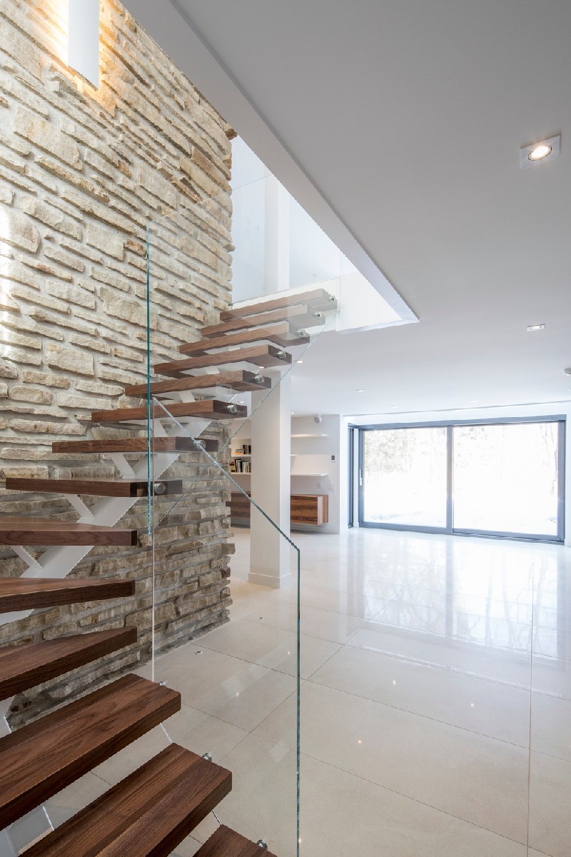 I totally love this faux stone wall that makes a statement in the clean white spaces