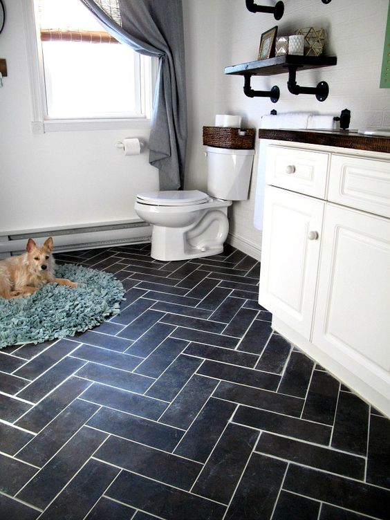 dark herringbone floors using vinyl tiles that imitate porcelain ones