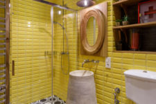 14 The second bathroom strikes with sunny yellow and wooden decorations