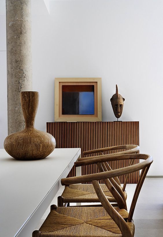 16 Rattan dining chairs and an African vase for decor